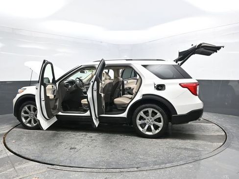 Used 2020 Ford Explorer Platinum w/ Premium Technology Package image 39