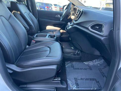 Used 2025 Chrysler Pacifica Select image 28