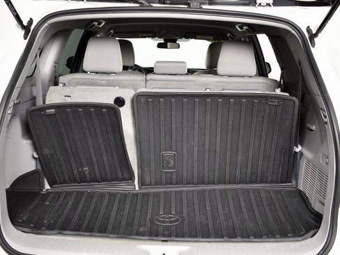 Used 2019 Toyota Highlander LE image 24