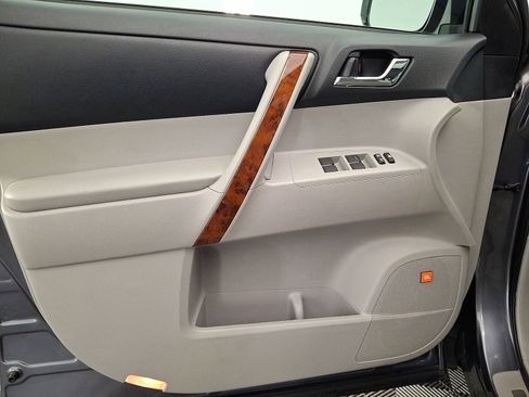 Used 2012 Toyota Highlander Limited w/ Tow Pkg AWD/4WD image 2