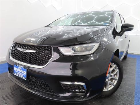 Used 2023 Chrysler Pacifica Touring-L FWD image 1