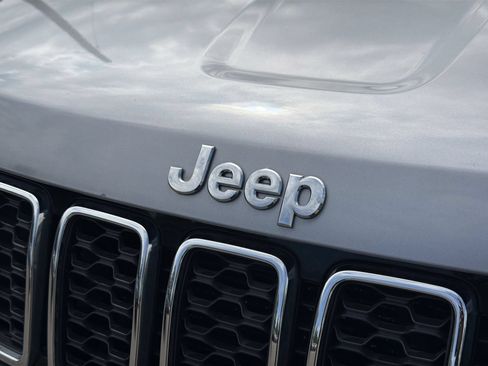 Used 2019 Jeep Grand Cherokee Laredo w/ Security & Convenience Group AWD/4WD image 14