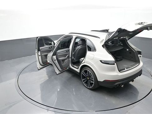 Used 2022 Porsche Cayenne Platinum Edition image 28