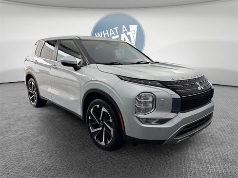 Used 2024 Mitsubishi Outlander SE image 1