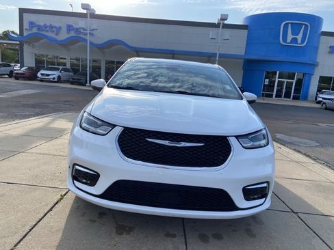 Used 2023 Chrysler Pacifica Touring-L FWD image 3
