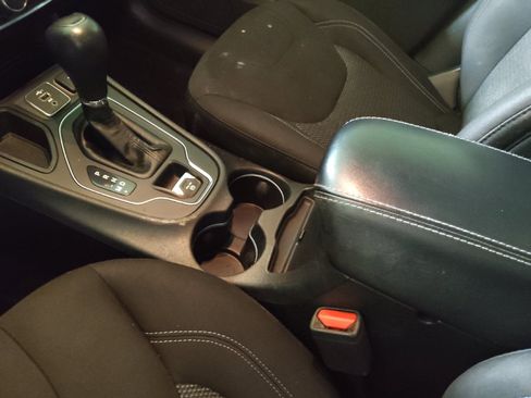 Used 2019 Jeep Cherokee Latitude w/ Cold Weather Group FWD image 26