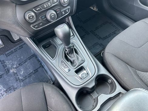 Used 2019 Jeep Cherokee Latitude w/ Popular Appearance Group FWD image 23
