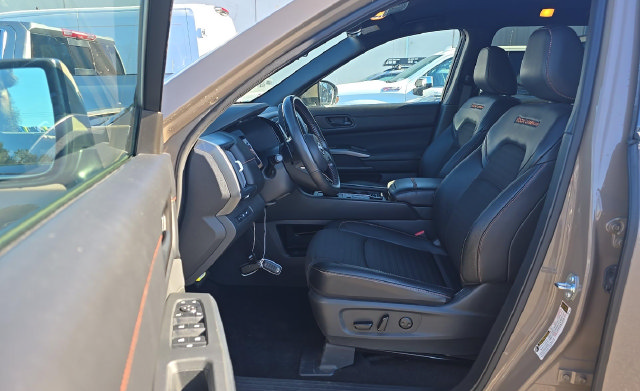 Used 2025 Nissan Pathfinder Rock Creek AWD/4WD image 7