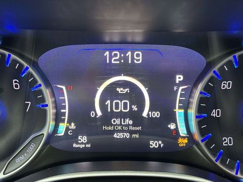 Used 2024 Chrysler Pacifica Touring-L FWD image 27