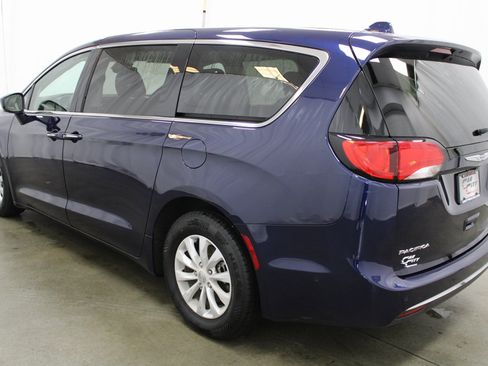 Used 2020 Chrysler Pacifica Touring w/ Advanced Safetytec Group image 6