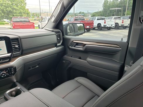 Used 2025 Chevrolet Silverado 1500 LT Trail Boss w/ LT Trail Boss Premium Package AWD/4WD image 34
