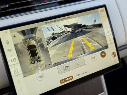 Used 2025 Land Rover Range Rover SE AWD/4WD image 21
