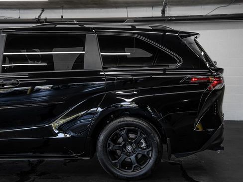 Used 2025 Toyota Sienna XLE Woodland Edition image 13