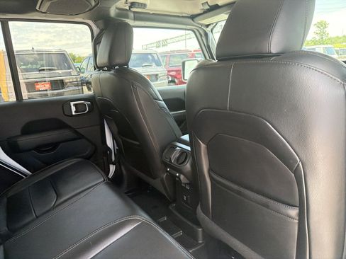 Used 2023 Jeep Wrangler Unlimited Sahara AWD/4WD image 28
