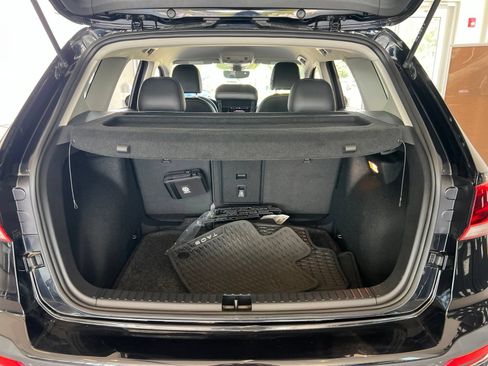 Used 2022 Volkswagen Taos SE w/ Driver Assistance Package FWD image 32