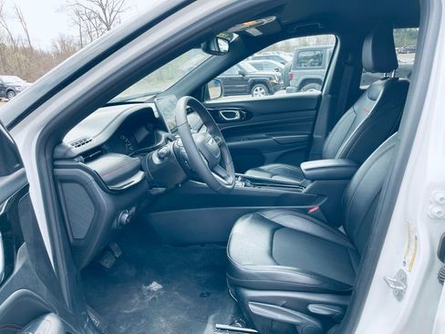 Used 2025 Jeep Compass Trailhawk image 11