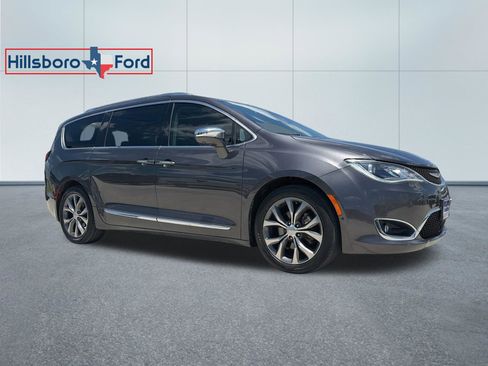 Used 2018 Chrysler Pacifica Limited w/ Tire & Wheel Group FWD image 4