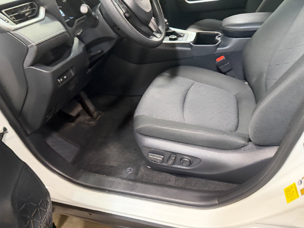 Used 2025 Toyota RAV4 XLE AWD/4WD image 57
