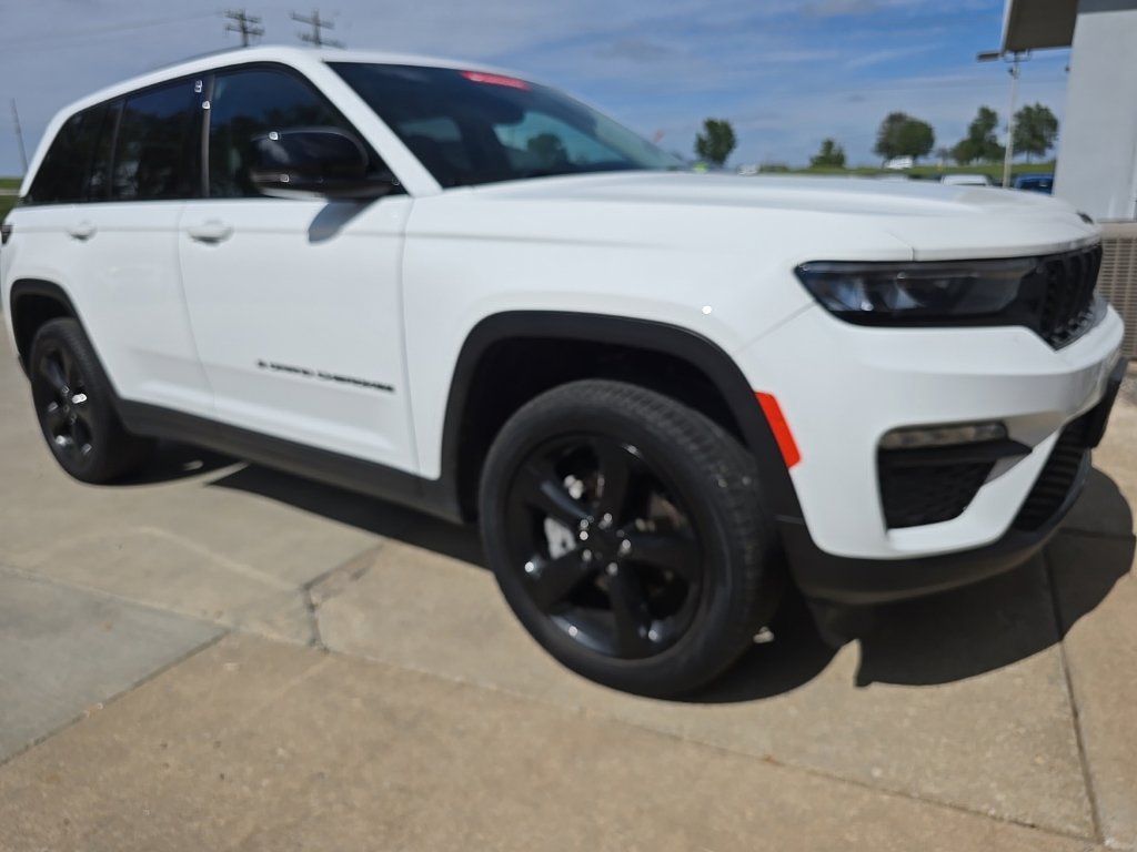 Used 2023 Jeep Grand Cherokee Limited w/ Black Appearance Package AWD/4WD image 12