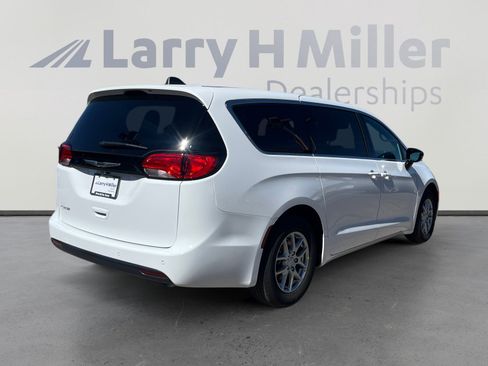 New 2026 Chrysler Voyager LX image 5