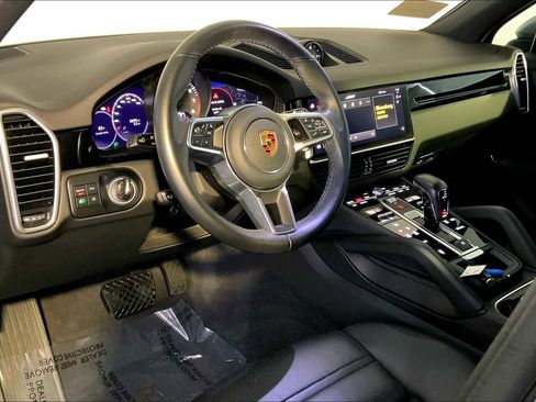 Used 2023 Porsche Cayenne w/ Premium Package image 4