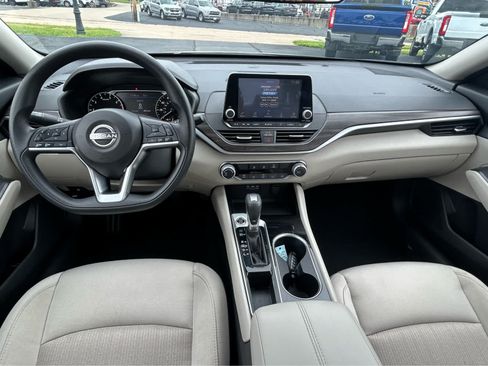 Used 2024 Nissan Altima 2.5 SV FWD image 11