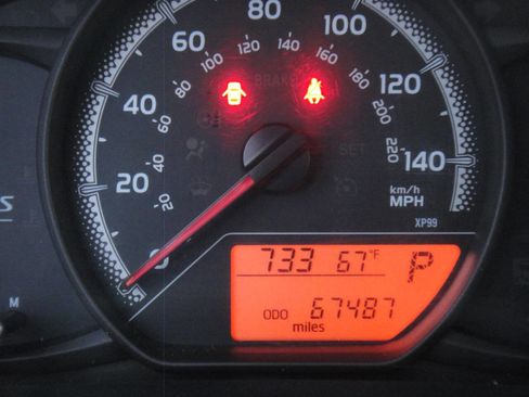 Used 2015 Toyota Yaris L image 9