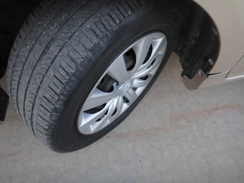 Used 2013 Toyota Corolla LE image 21