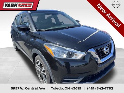 Used 2019 Nissan Kicks SV FWD image 1