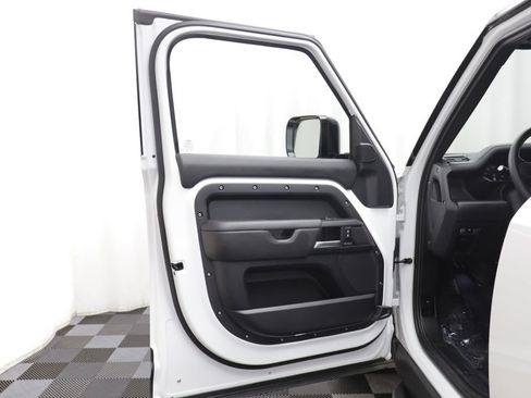 Certified 2025 Land Rover Defender 110 X-Dynamic SE AWD/4WD image 4