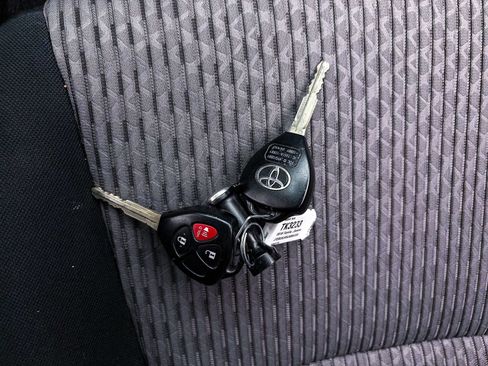 Used 2018 Toyota 4Runner SR5 AWD/4WD image 25