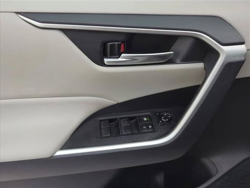 Used 2021 Toyota RAV4 XLE w/ Convenience Package FWD image 10