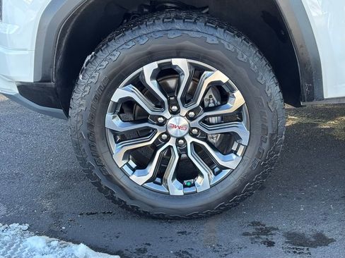 Used 2024 GMC Canyon Denali image 10