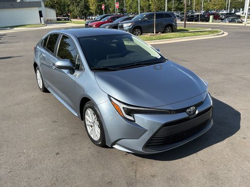 Used 2023 Toyota Corolla LE w/ LE Convenience Package FWD image 2