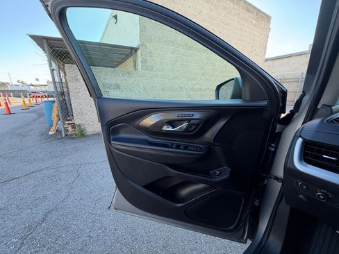 Used 2024 GMC Terrain SLT image 18