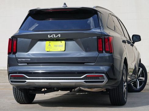 Used 2023 Kia Sorento S FWD image 4