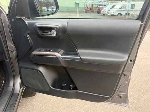 Used 2018 Toyota Tacoma TRD Sport image 26