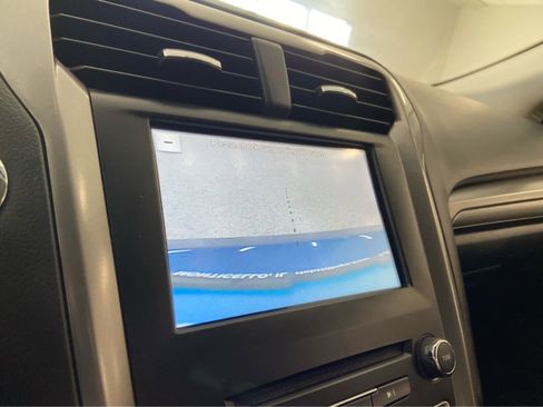 Used 2017 Ford Fusion SE image 28