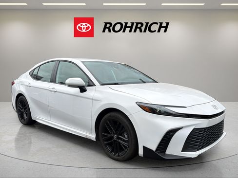 Used 2025 Toyota Camry SE FWD image 4