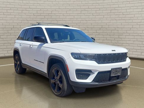 Used 2023 Jeep Grand Cherokee Altitude AWD/4WD image 3