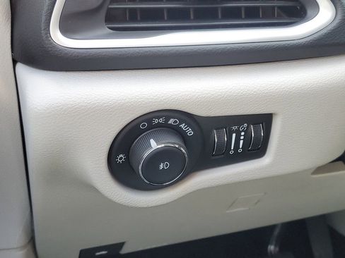 Used 2024 Chrysler Pacifica Touring-L image 16