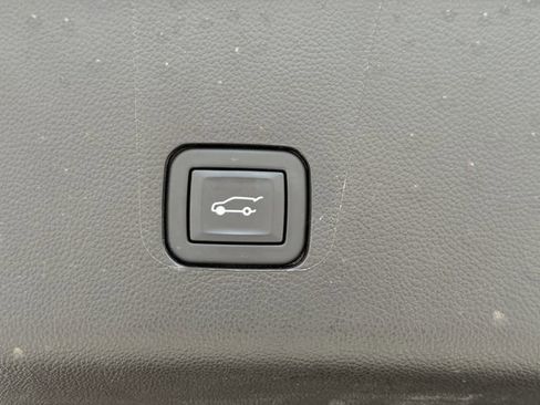 Used 2023 Chevrolet Traverse RS FWD image 14
