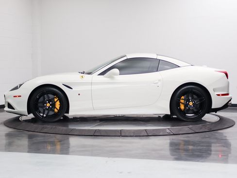 Used 2017 Ferrari California T RWD image 3