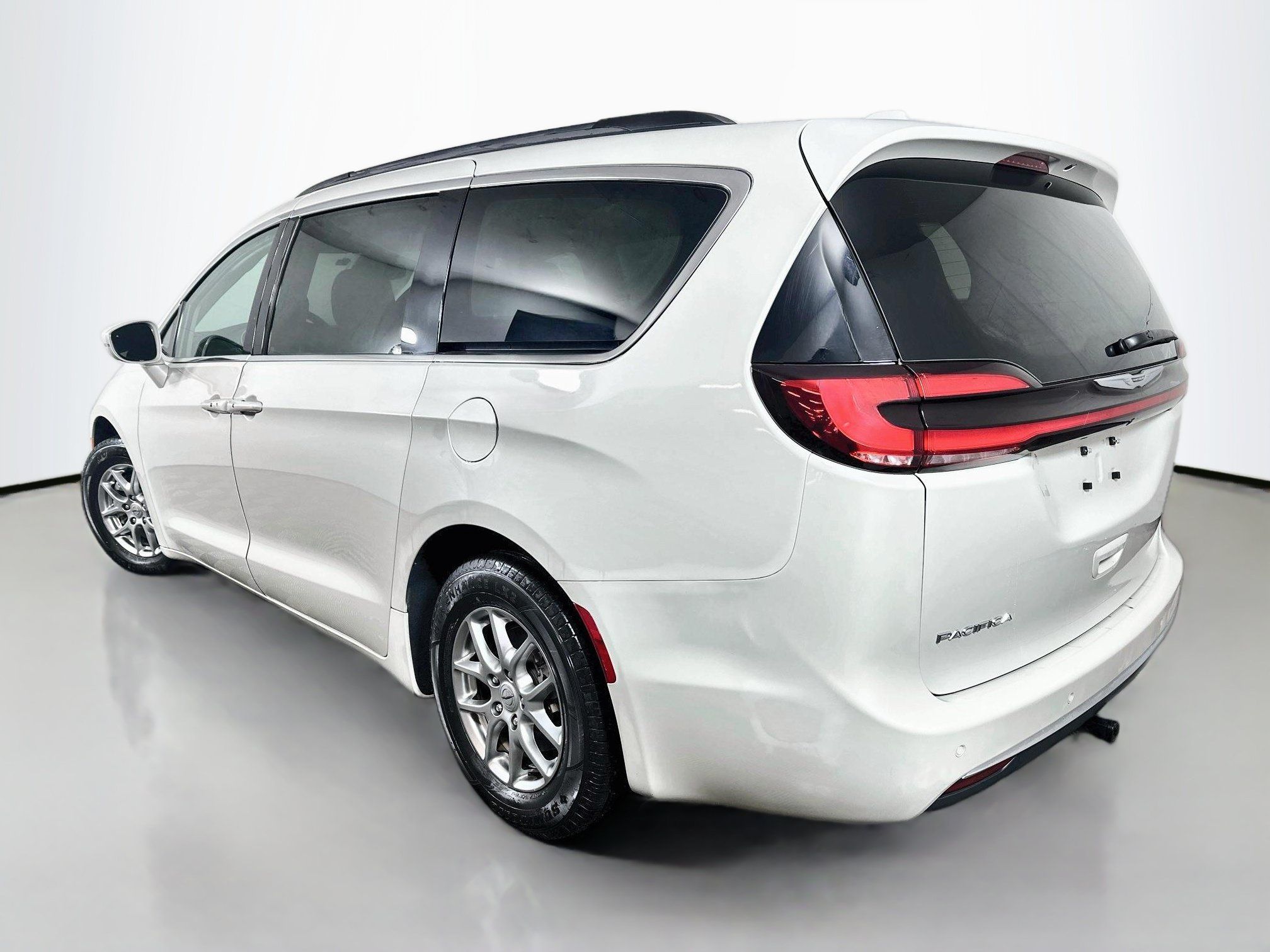 Used 2021 Chrysler Pacifica Touring FWD image 5
