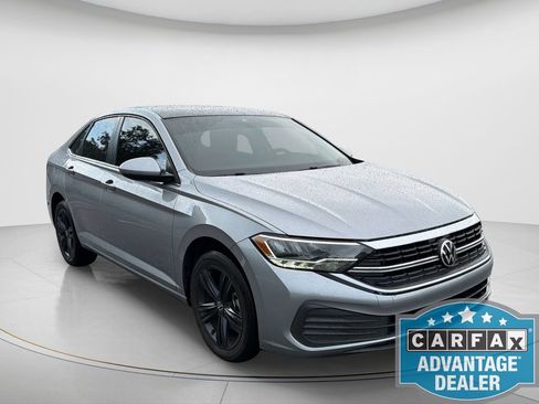 Used 2023 Volkswagen Jetta SE FWD image 3