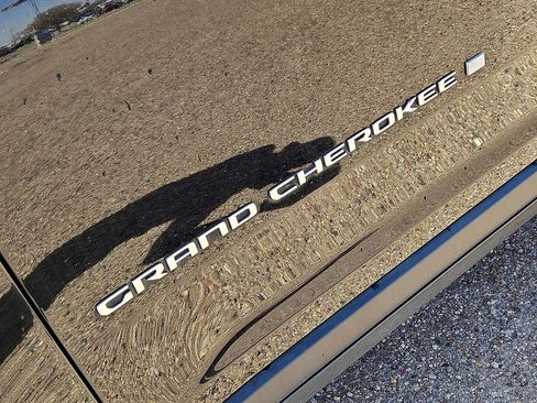 Used 2024 Jeep Grand Cherokee L Limited w/ Luxury Tech Group II image 11