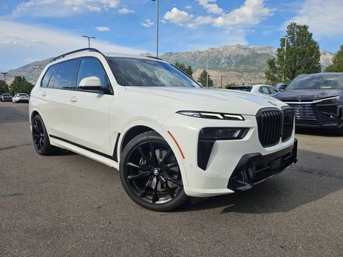 Used 2023 BMW X7 xDrive40i w/ M Sport Package AWD/4WD image 3