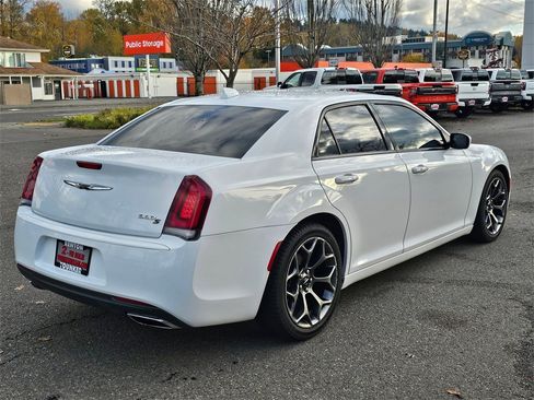 Used 2017 Chrysler 300 S image 5