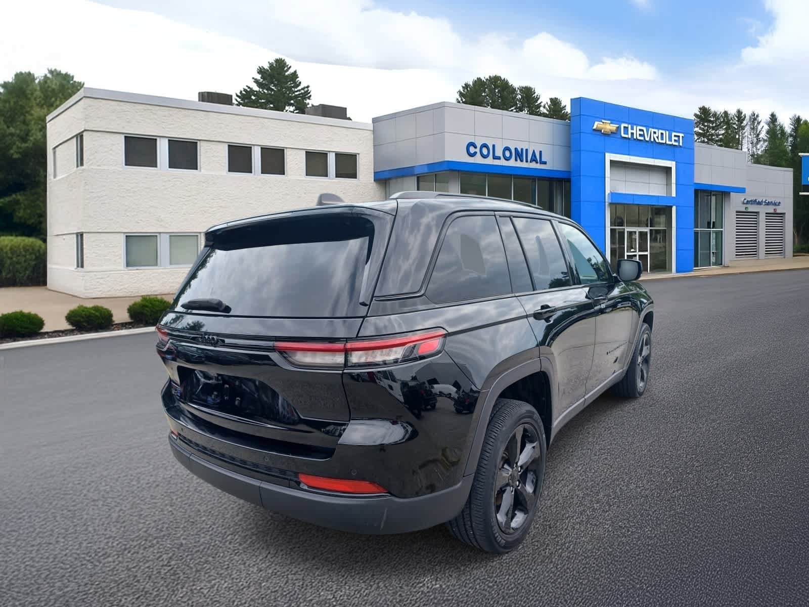 Used 2023 Jeep Grand Cherokee Altitude AWD/4WD image 4