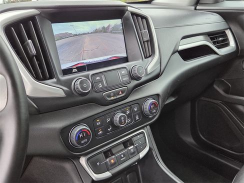 Used 2024 GMC Terrain SLT image 9